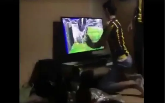Fanático destrozó su TV por un tenso partido. Video