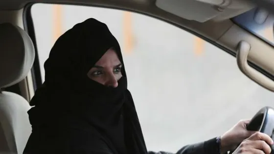 Mujeres podrán manejar en el último país donde estaba prohibido