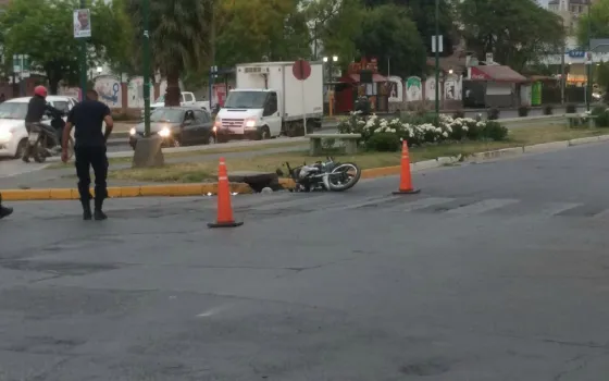 Quiso esquivar un perro y derrapó