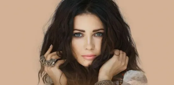 Insólito: Arrestaron a una cantante por parecer demasiado joven