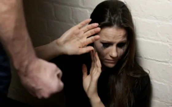 Le fracturó la nariz a su mujer