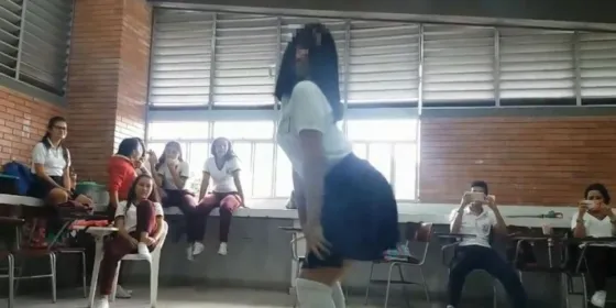 Polémico Video en el que dos estudiantes bailan de forma muy “hot” frente a sus profesores