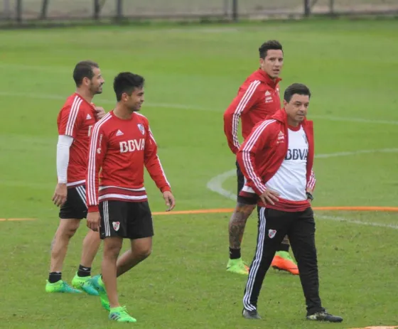 Gallardo ensayó con equipo nuevo para enfrentar a Tigre