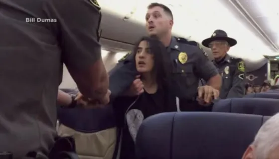 La sacaron a la fuerza de un avión por ser alérgica a los perros. Video