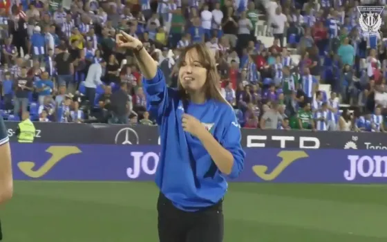 Una mujer dejó en ridículo a dos hombres al patear una pelota de mitad de cancha! Video