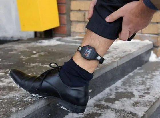 Lo condenaron a pulsera electrónica y tratamiento psicológico por conductas violentas