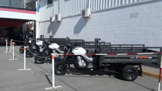 Entregaron ocho nuevas motocargas a los carreros