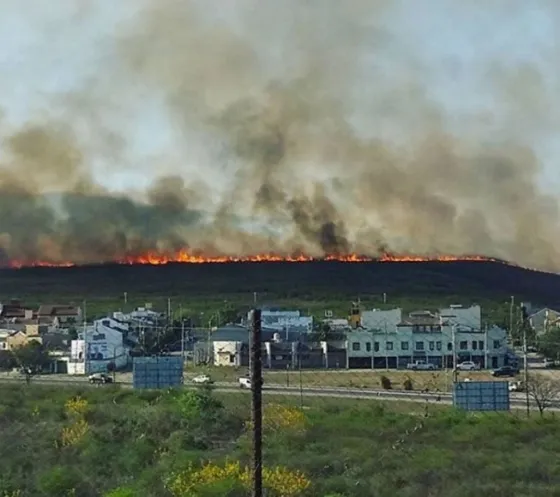 Espectacular incendio en Loma Balcón