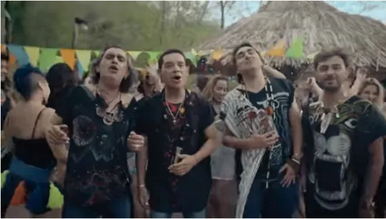 Con un atuendo particular, Los Nocheros bailan el “pim pim”. Video