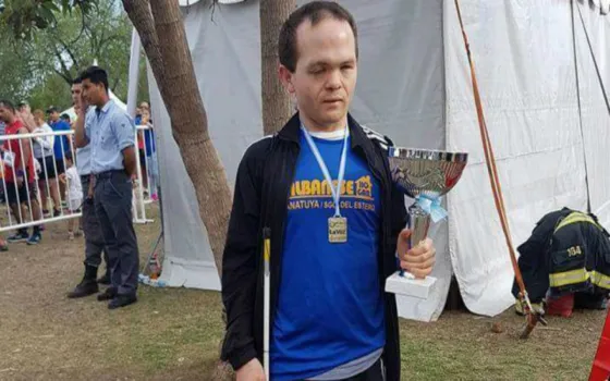 Le robaron el bastón blanco a un atleta no vidente