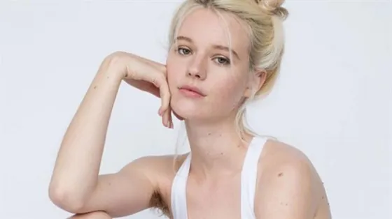 No se depiló las piernas para una publicidad y levantó la polémica en las redes. Video