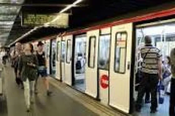 Un esquizofrénico empuja a una mujer a las vías del metro. Video