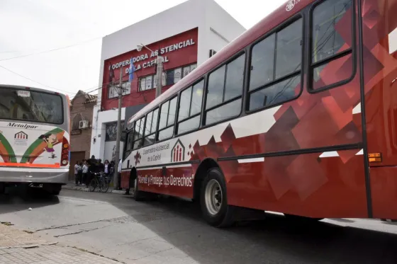 El intendente entregó tres nuevos colectivos a la Cooperadora Asistencial