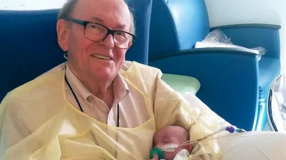 El abuelo que pasa la noche con bebes prematuros para que no estén solos
