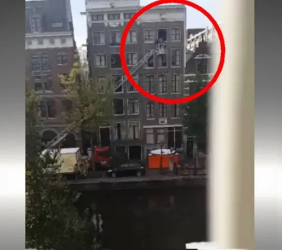 Ámsterdam: Un turista amenazó con tirarse de la ventana