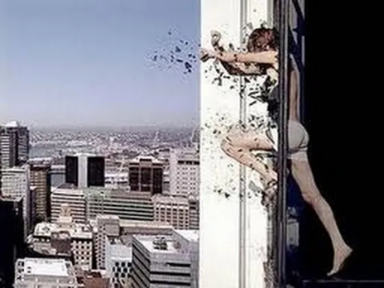 ¡Qué inconsciente! Empujó a su amiga por la ventana