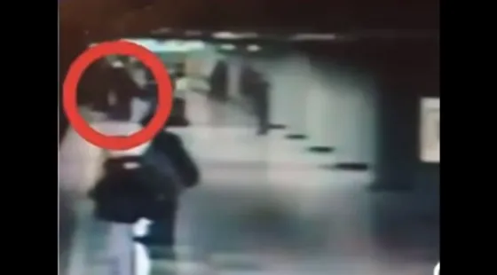 No apto para sensibles: Arrojan a una mujer a las vías del tren. Video