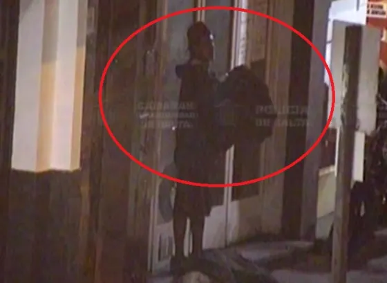 ¡Indignante! Le robó a un indigente cuando estaba dormido. Video