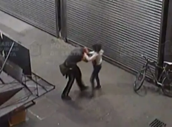 Policía y pochoclero salvan a un hombre de la golpiza de su novia. Video