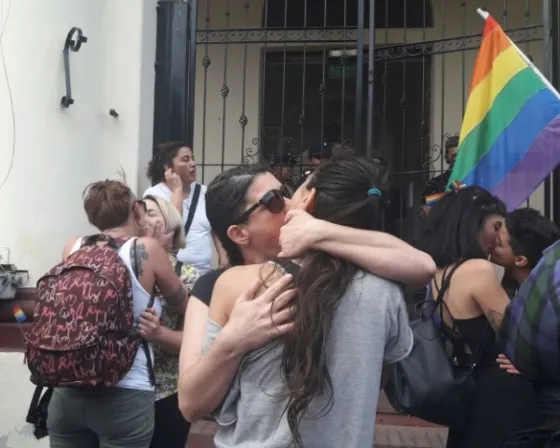 Alrededor de 50 mujeres participaron del “besazo”