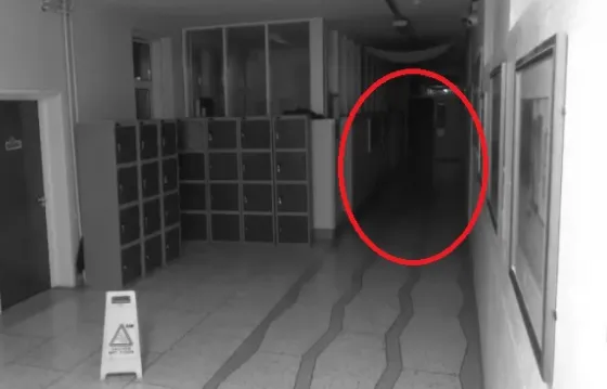 Un fantasma fue captado por las cámaras de seguridad