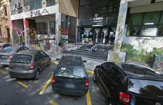 Alumno intimó con la mamá de una compañera, dentro del aula