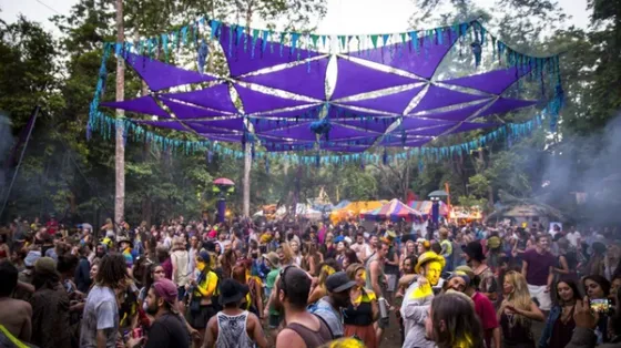 Drogada, una joven cayo 3 veces al fuego durante un festival
