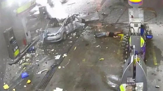 Le dieron su merecido por fumar en una estación de servicio