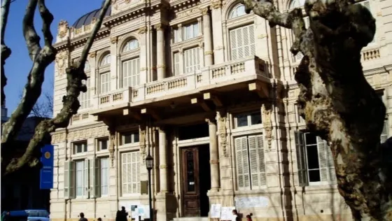 Fue descubierto teniendo sexo con la madre de su compañera de colegio