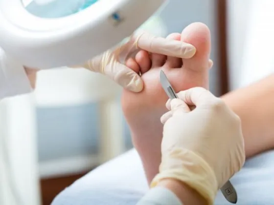 Hospitales y Centros de salud deberán brindar atención podológica