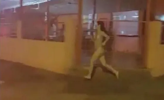 Corrió desnuda por la calle para recuperar su celular. Video