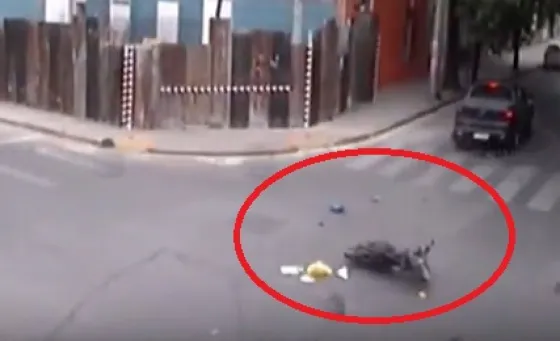 TREMENDO accidente entre un auto y una moto