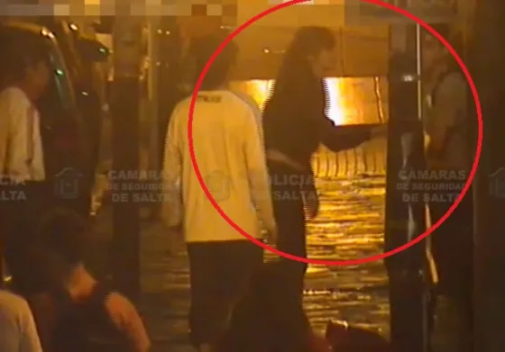 Una mujer a las piñas con dos hombres