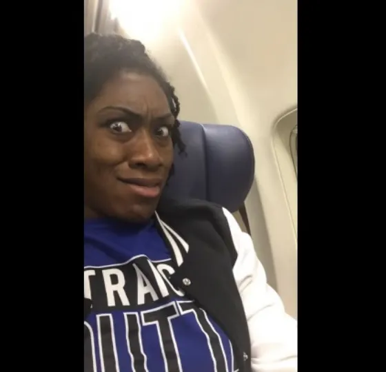Mirá lo que le pasó a esta mujer en su viaje en avión