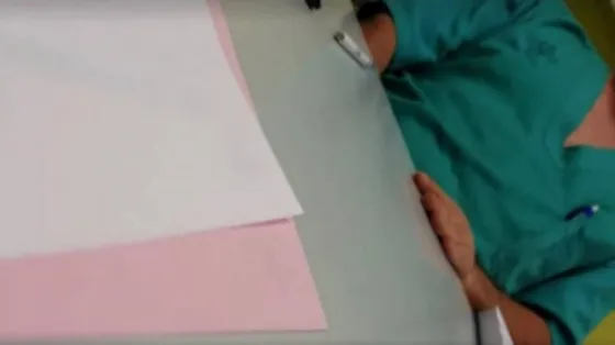 Un médico se masturba mientras atiende una paciente (VIDEO)