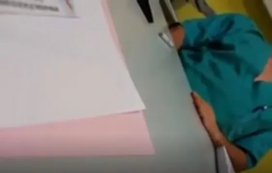 Una mujer filmó como su médico se masturbaba en plena consulta. Video