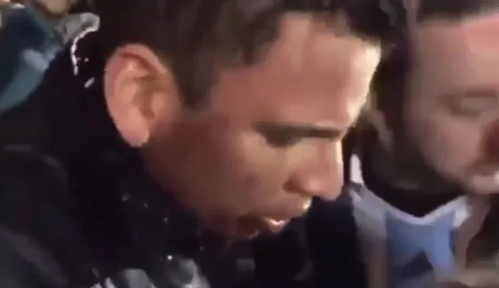 Conocé al hincha que recibió la camiseta de Messi. Video