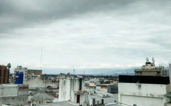 La llovizna y el día gris no se alejan