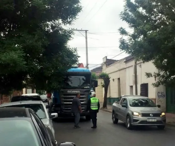 Camión quedó atascado entre las ramas