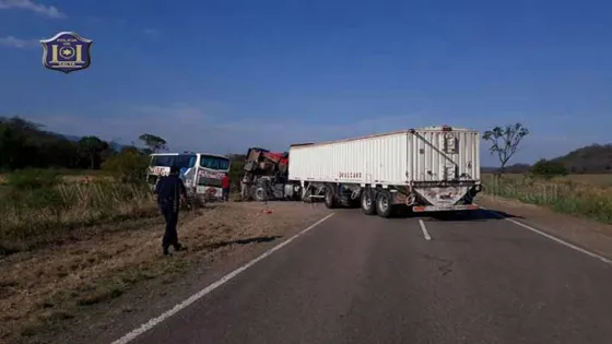 Un camión chocó a un colectivo con más de 50 pasajeros