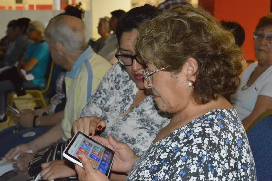 Entregan cerca de 400 tablets por día a adultos mayores