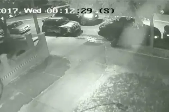 Se hartó de que le bloquearan el garage y mirá lo que hizo. Video