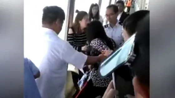 Casi salta de un crucero para recuperar su celular. Video