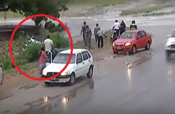 Por el temporal terminó con el auto en un canal