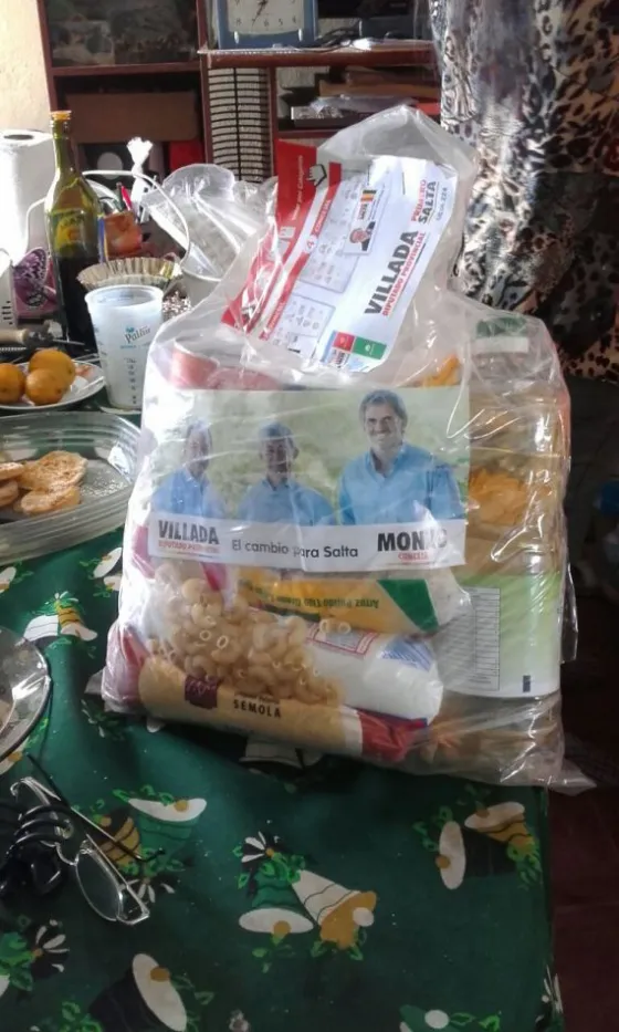 Denuncian la entrega de bolsones por votos en Coronel Moldes