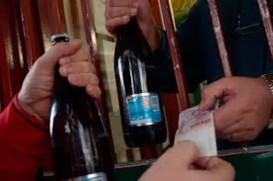 Multaron a un comerciante por vender alcohol violando la veda electoral