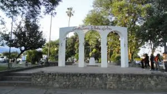 Cerrillos: Destrozaron la camioneta de un candidato