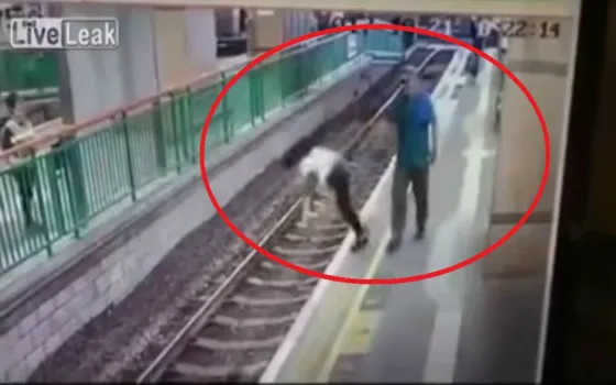 Empujó a una mujer a las vías del tren y siguió caminando. VIDEO