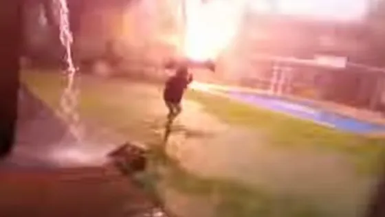 Un rayo casi mata a un niño. Video