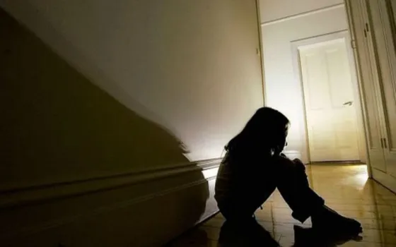 Fue a pasar el día con su padre y la abusó sexualmente